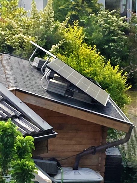 Balkonkraftwerk auf Gartenhaus, zwei Solarmodule